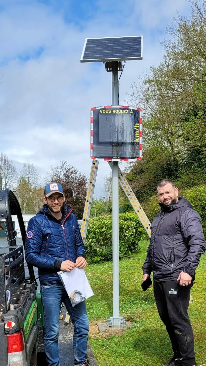 Thomas et Ben installent un radar.